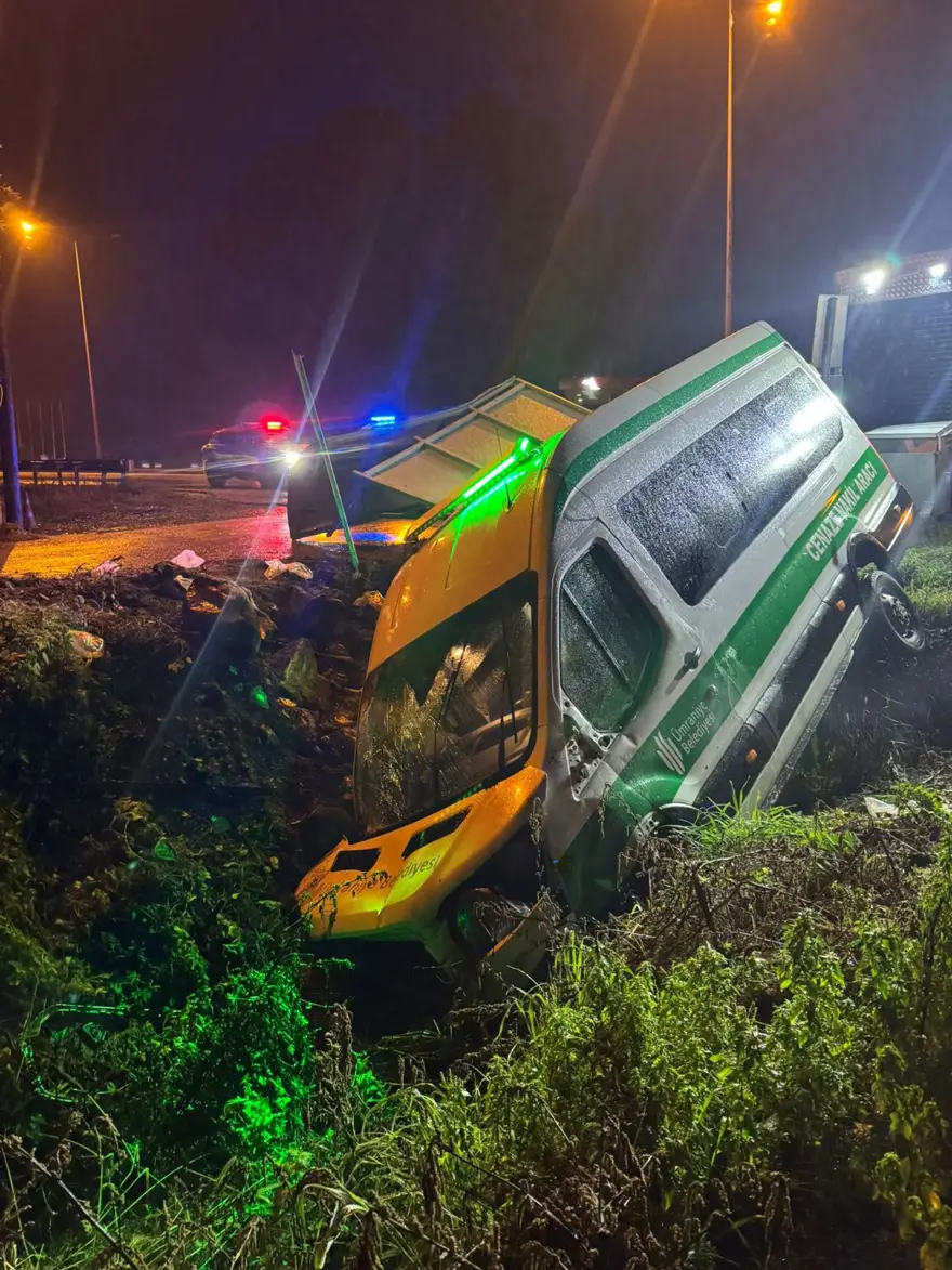 Ölen kişinin yakınlarıcenaze yolunda kaza yaptı: Biri ağır 10 yaralı 1