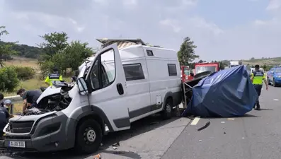 Karavan otoyolda kamyona çarptı: 1 ölü, 1 yaralı