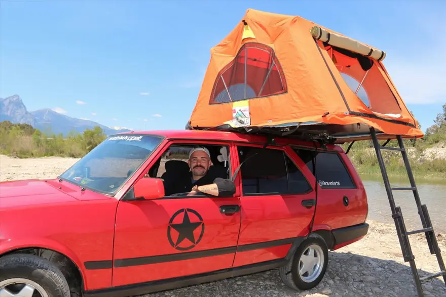 Karavana çevirdiği eski otomobiliyle hayallerinin peşinden gidiyor 5