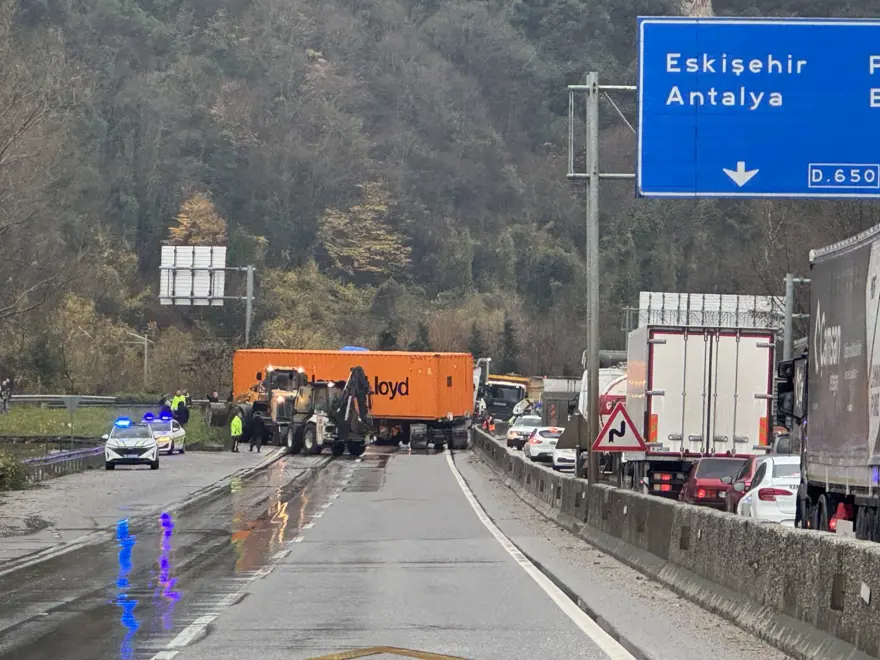 Sakarya-Bilecik kara yolunda TIR kazası 