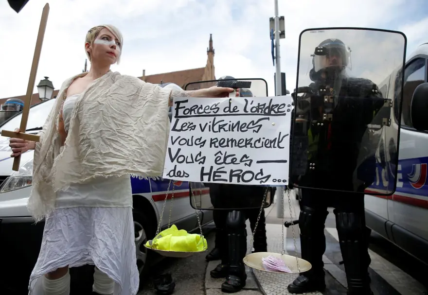 Sarı yelekliler, gösterilerin 24. haftasında sokaklarda 6 Sarı yelekliler, gösterilerin 24. haftasında sokaklarda 6