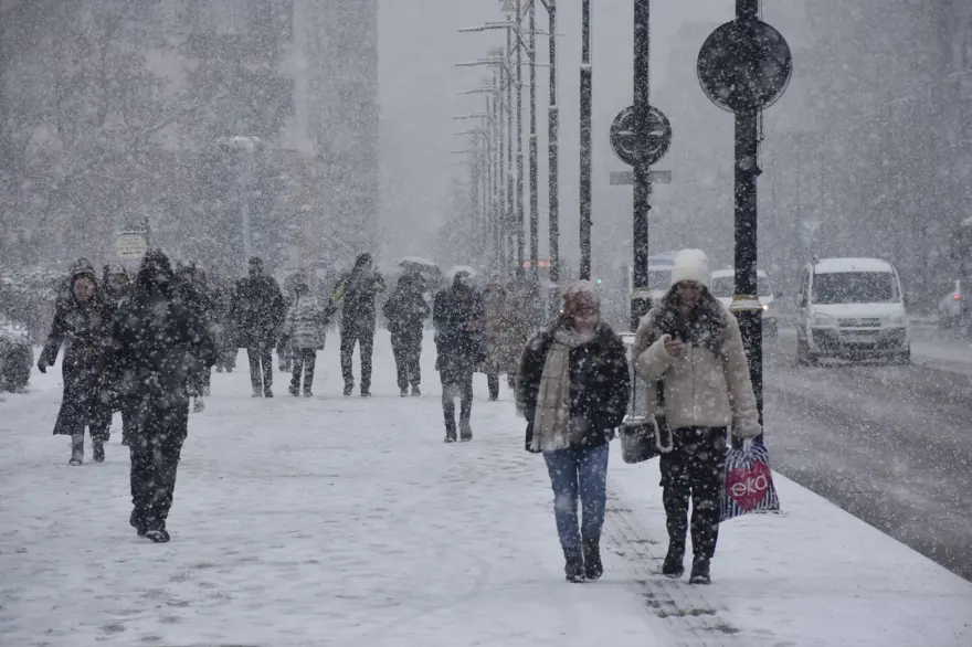 Sivas'ta kar yağışı: Kent meydanı beyaza büründü 9