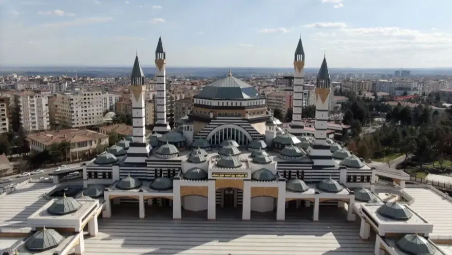 Selahaddin Eyyubi Camisi ibadete açıldı 3 Selahaddin Eyyubi Camisi ibadete açıldı 3