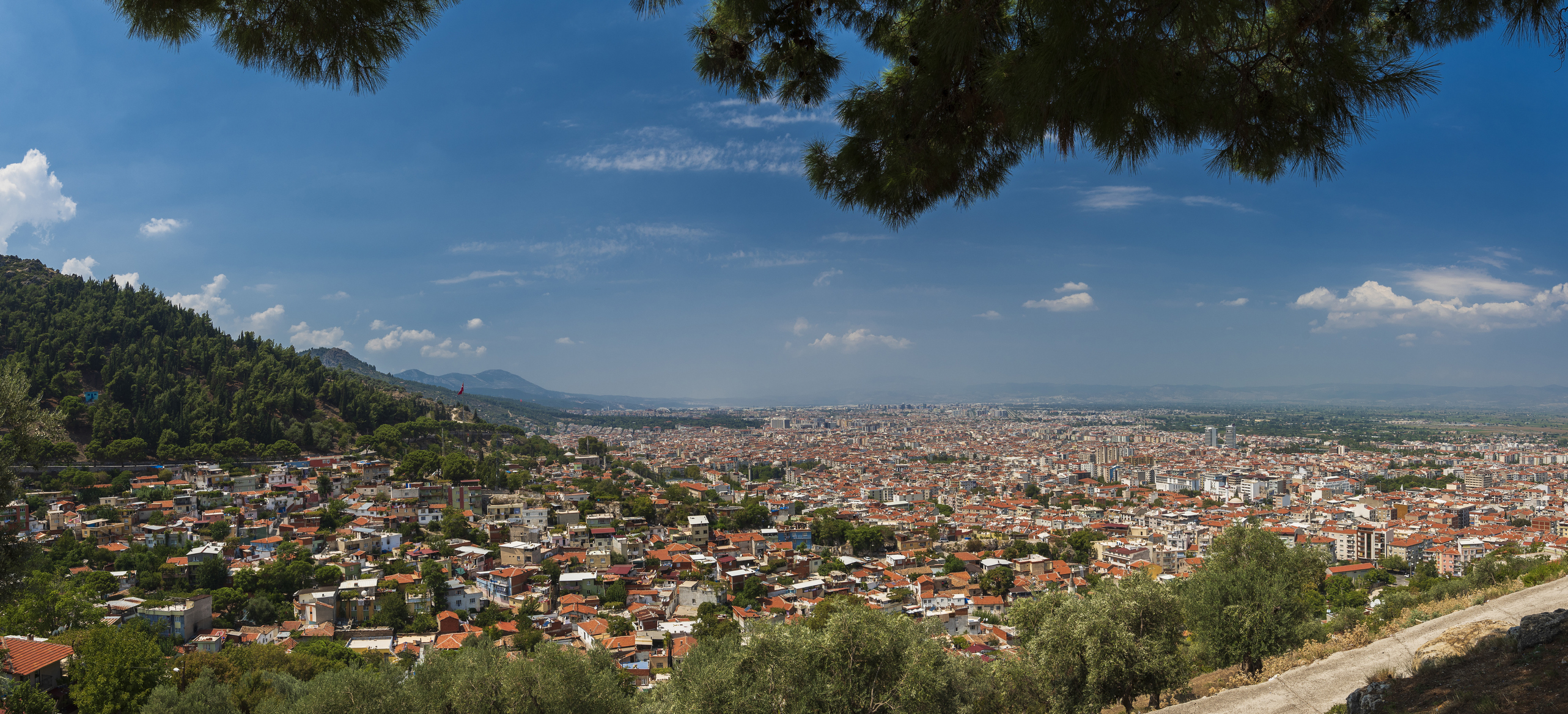 Manisa’da 3 aracın karıştığı kazada 5 kişi yaralandı