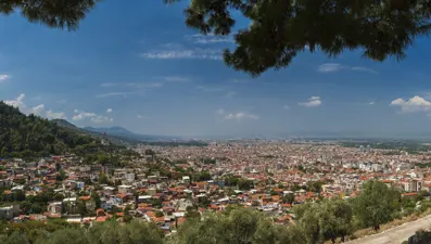 Manisa’da 3 aracın karıştığı kazada 5 kişi yaralandı