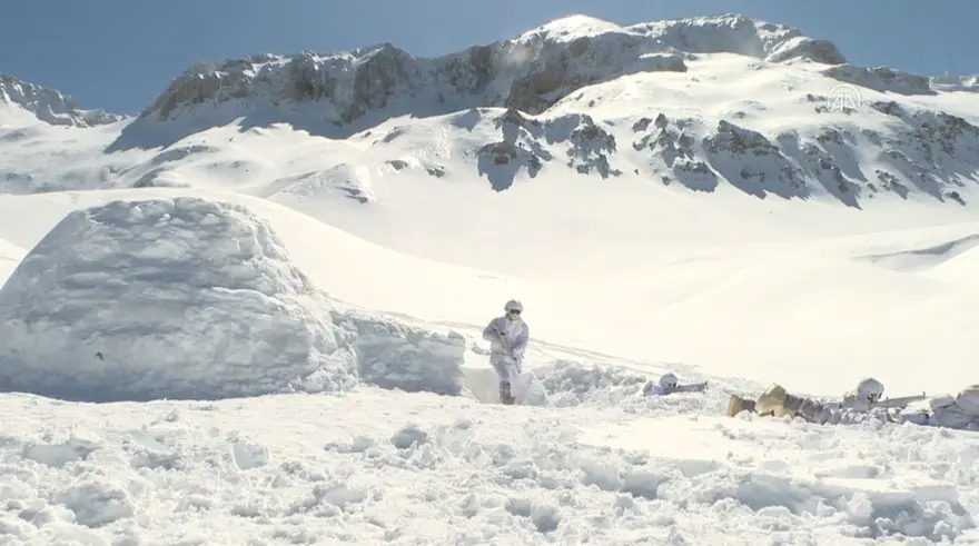 Yunanistan hudut birlikleri sınır hattına siper kazıyor 12