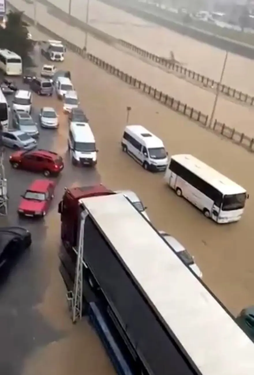 Trabzon’un 3 ilçesi şiddetli yağışa teslim oldu 3