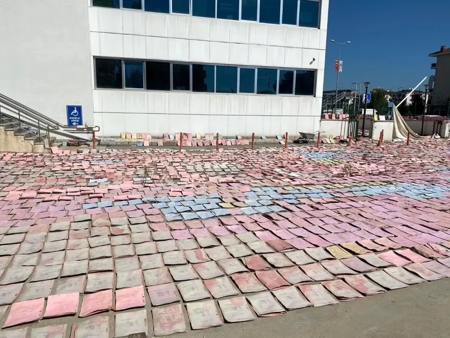Bartın'da sel sonrası 70 bin evrakı sererek kurutma 3