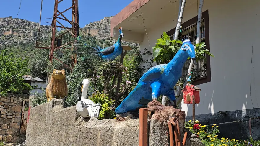 64 yaşındaki emekli öğretmen atıl malzemeleri dönüştürüyor: Bahçesini açık hava müzesine dönüştürdü 1 64 yaşındaki emekli öğretmen atıl malzemeleri dönüştürüyor: Bahçesini açık hava müzesine dönüştürdü 1