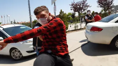 Kameramana uçan tekme ile saldırdı