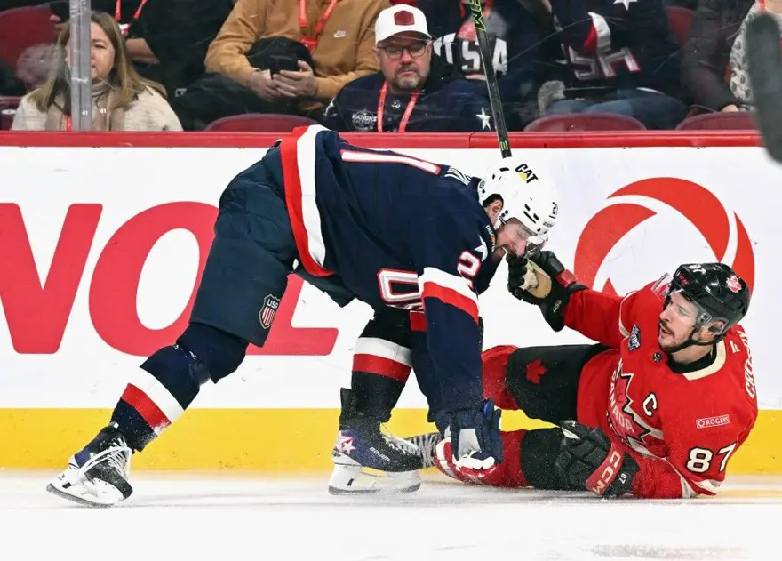 İlk 9 saniyede üç kavga: Milli marş yuhalandı, buz hokeyinde tansiyon yükseldi İlk 9 saniyede üç kavga: Milli marş yuhalandı, buz hokeyinde tansiyon yükseldi