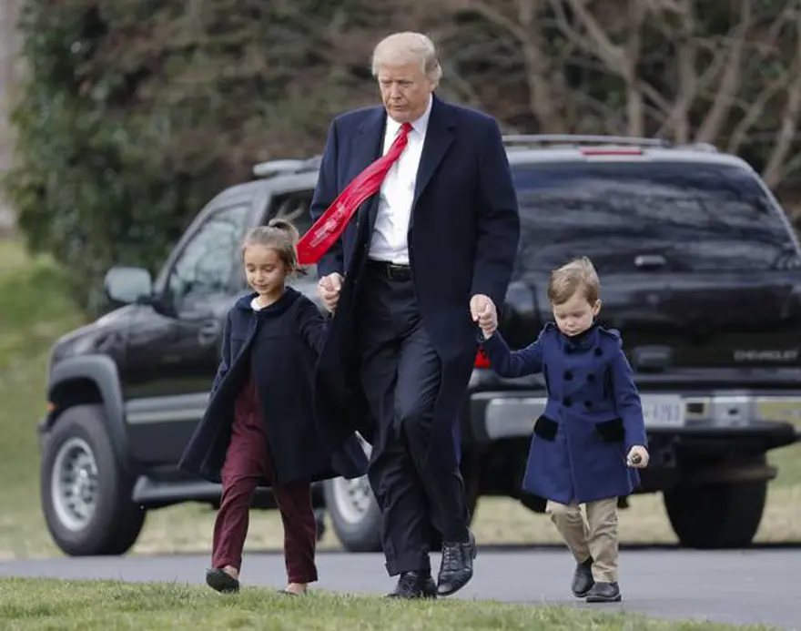 Trump'ın kravatı eleştiri konusu oldu 4