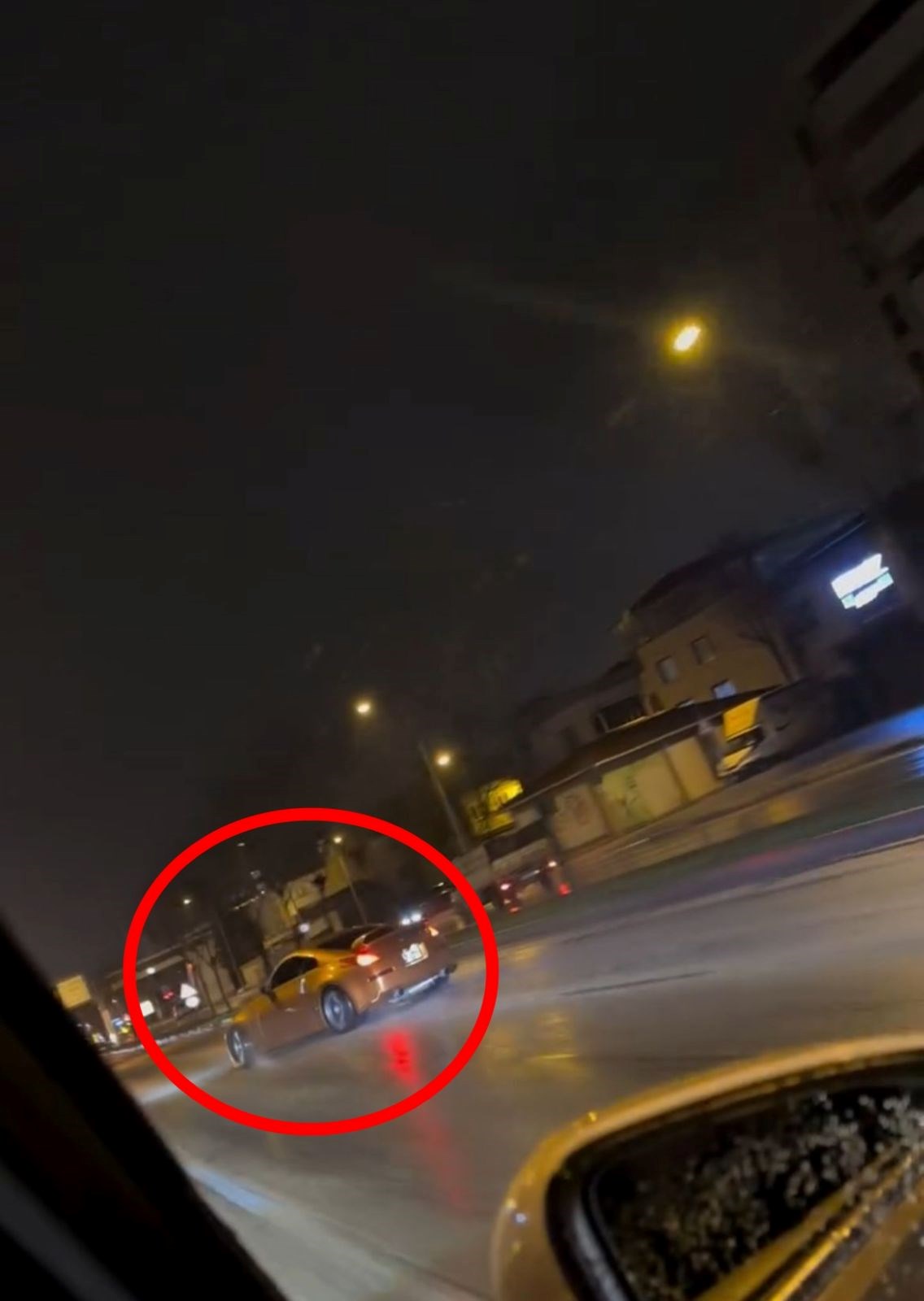 Kayganlaşan zeminde drift attı