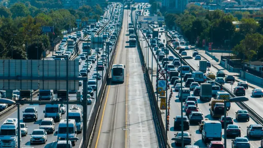 E-5’te trafikkaosu: Kilometrelerce kuyruk oluştu 3