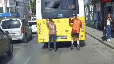 İstanbul’da patenli gençlerin tehlikeli yolculuğu