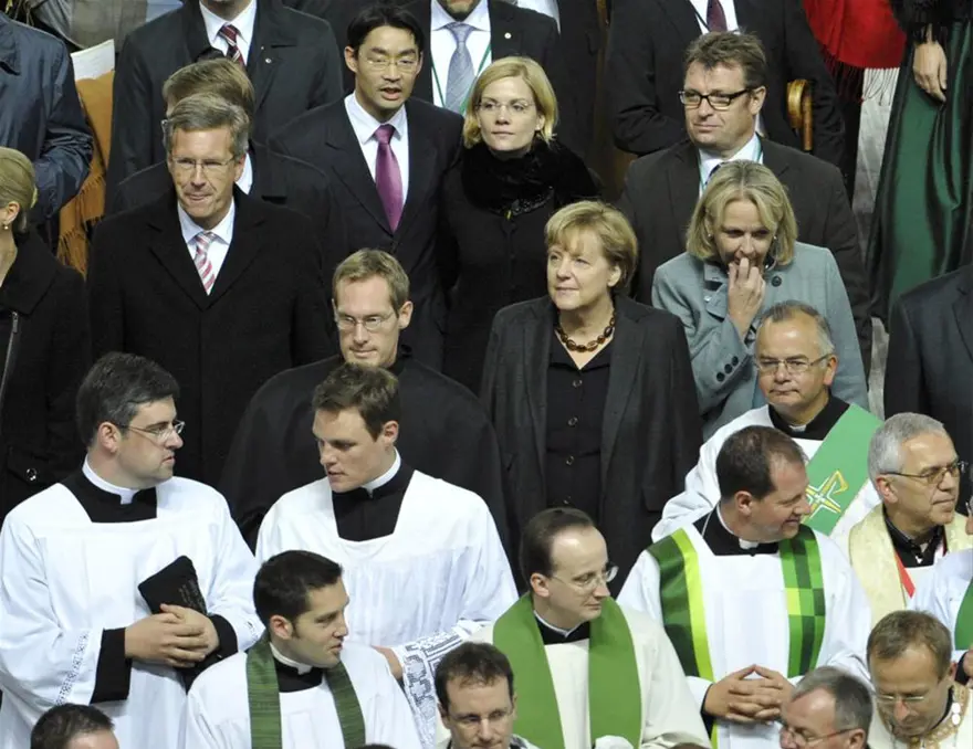 Papa'dan 70 bin kişilik ayin 8