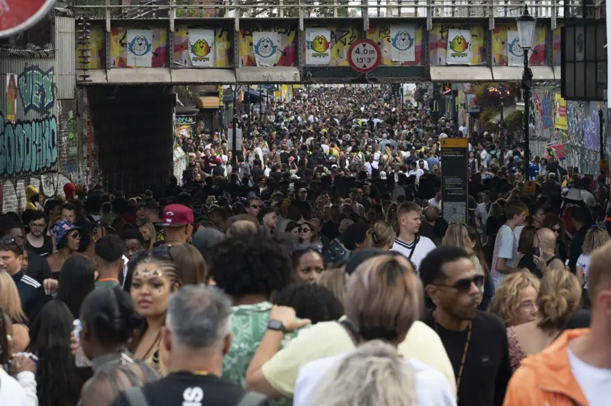 İngiltere'de düzenlenen Notting Hill Karnavalı'ndan renkli görüntüler 12 İngiltere'de düzenlenen Notting Hill Karnavalı'ndan renkli görüntüler 12