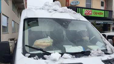 Minibüsün üzerine kar kütlesi düştü