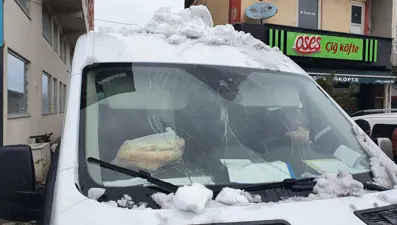 Minibüsün üzerine kar kütlesi düştü