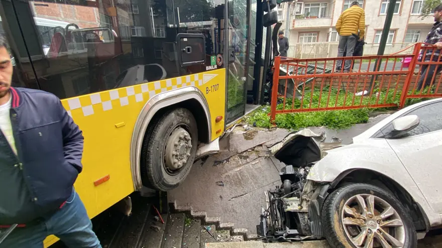 Kontrolden çıkan halk otobüsü durağa daldı 7