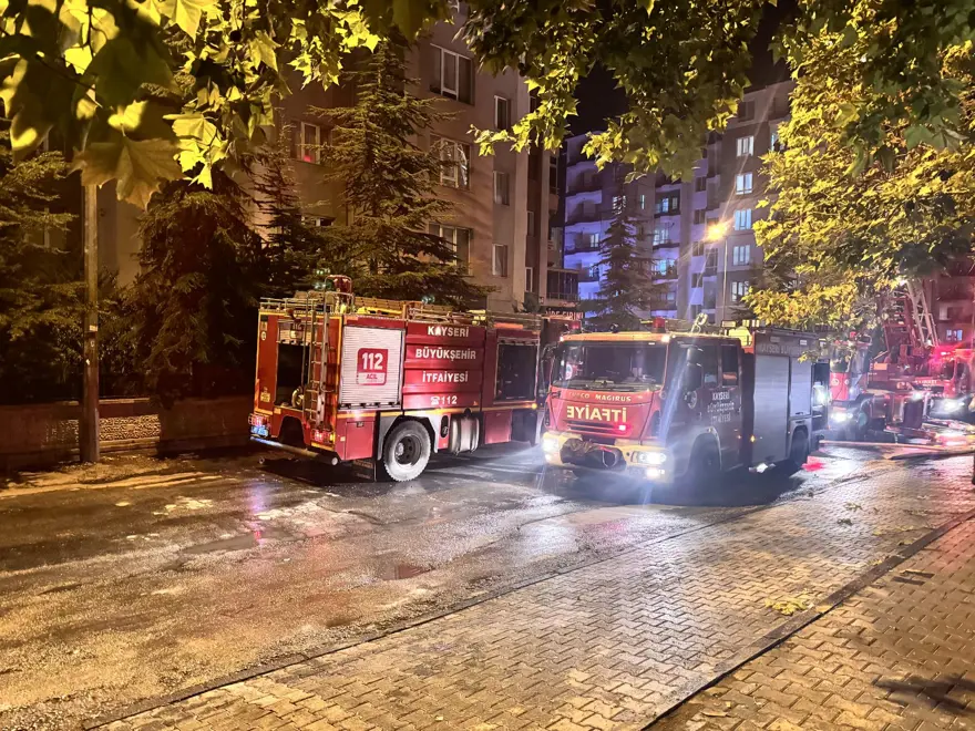 İTFAİYE ÇALIŞMAYA BAŞLADI 2 İTFAİYE ÇALIŞMAYA BAŞLADI 2