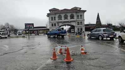 Bandırma'da kuvvetli sağanak: Yollar göle döndü