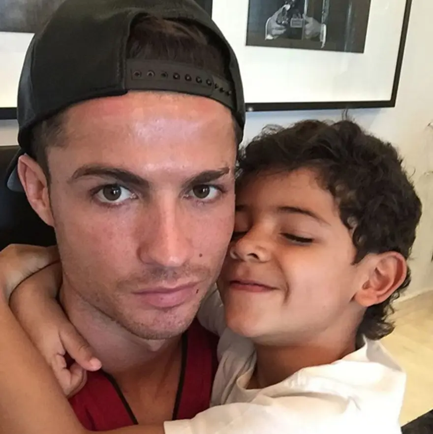 Cristiano Ronaldo’ya taşıyıcı anne eleştirisi: Suçlu Ronaldo’nun annesi 9 Cristiano Ronaldo’ya taşıyıcı anne eleştirisi: Suçlu Ronaldo’nun annesi 9