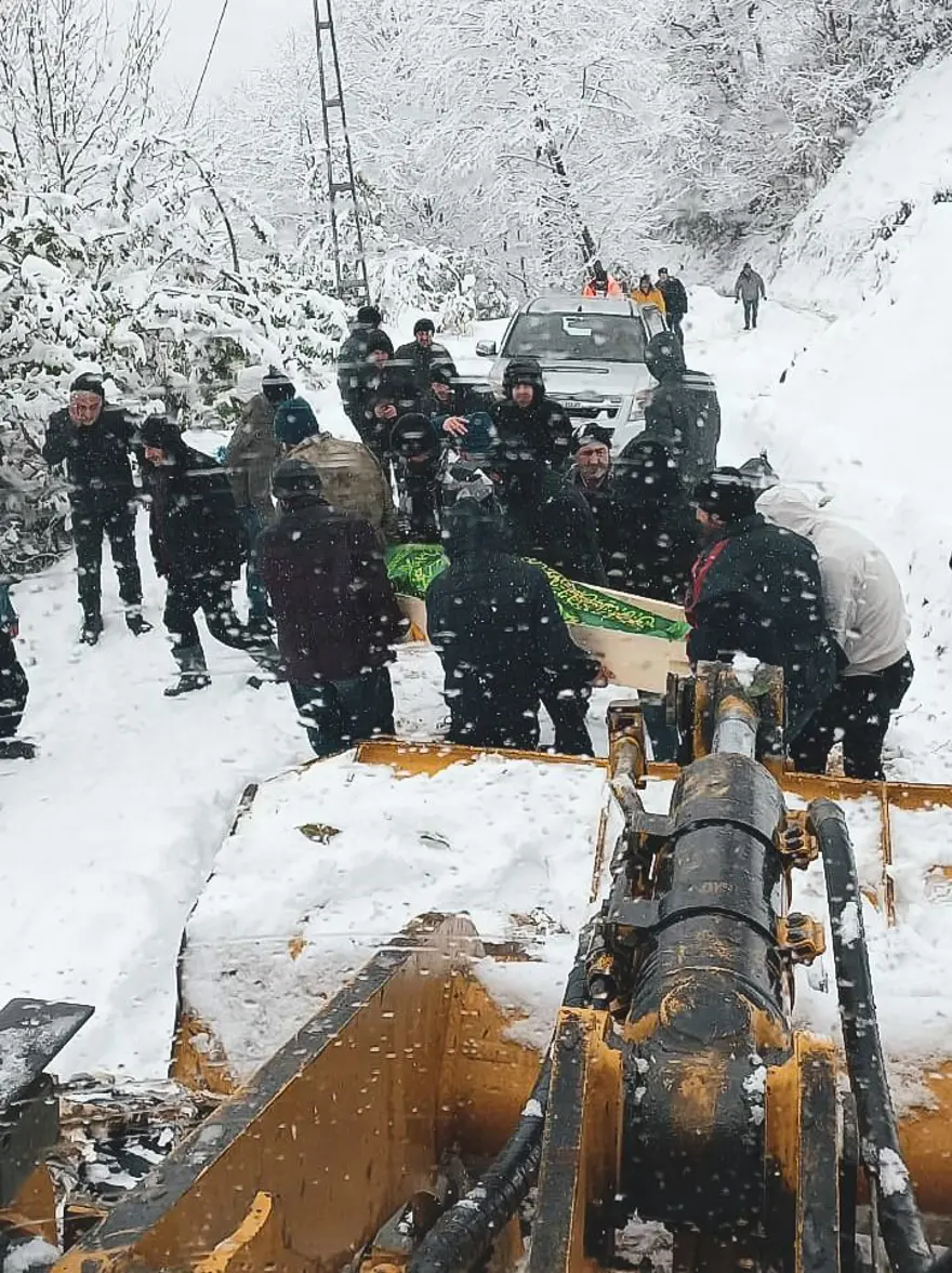 Rize'de yollar kapandı: Cenazeler iş makineleriyle taşındı 2 Rize'de yollar kapandı: Cenazeler iş makineleriyle taşındı 2