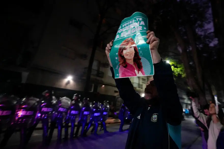 Arjantin'de Cumhurbaşkanı Yardımcısı dolandırıcılıkla suçlandı, sokaklar karıştı 1