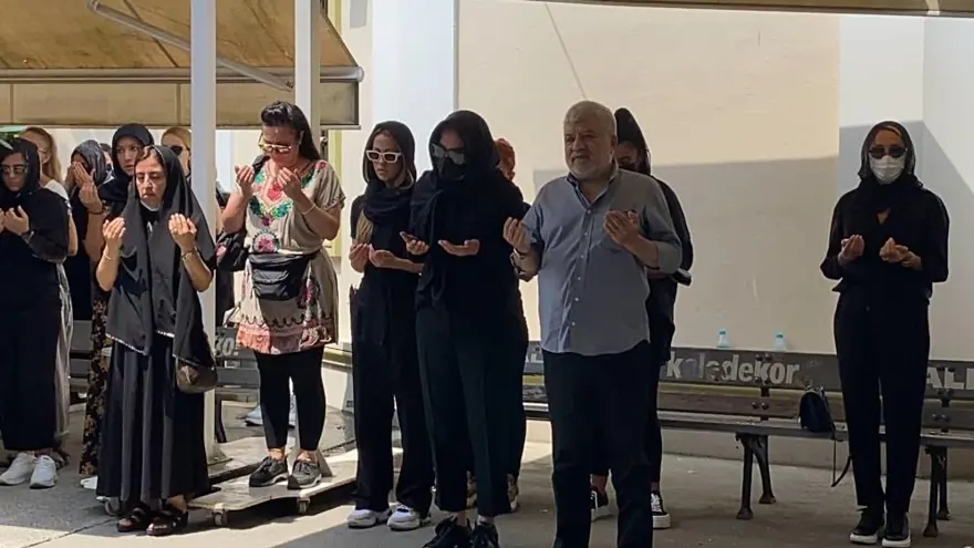 Ebru Gündeş annesini son yolculuğuna uğurladı 19