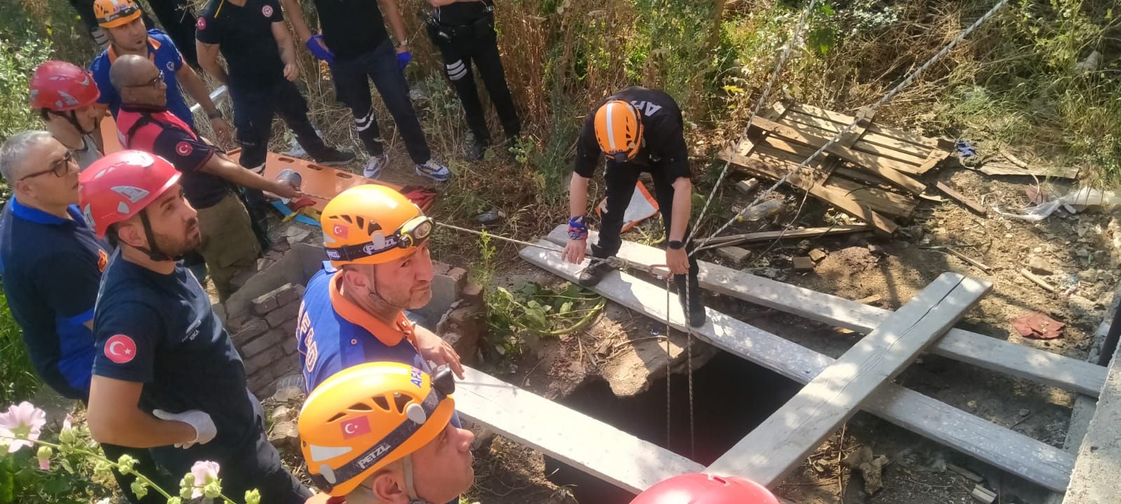 İzmir'de kuyuya düşen anne ve 2 çocuğu kurtarıldı