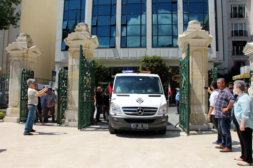 Cüneyt Arkın'ı binlerce kişi gözyaşlarıyla uğurladı 34 Cüneyt Arkın'ı binlerce kişi gözyaşlarıyla uğurladı 34