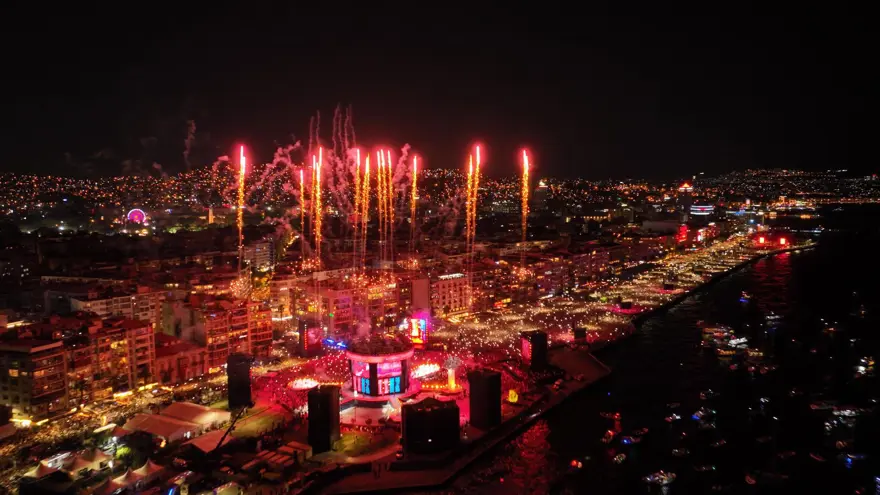 İzmir’de kurtuluş günü coşkusu: Tarkan konserine yüz binlerce kişi akın etti 6