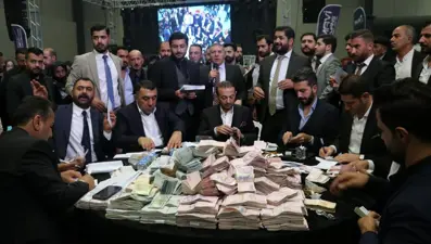 Takı töreni 6 saat sürdü, takılan paraları 12 kişi saydı (Van’daki düğünde damada 10 milyon lira taktılar)