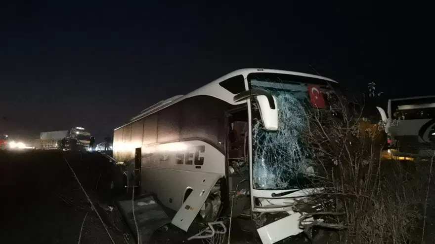 Bursa'da yolcu otobüsü tarlaya uçtu: 12 yaralı 