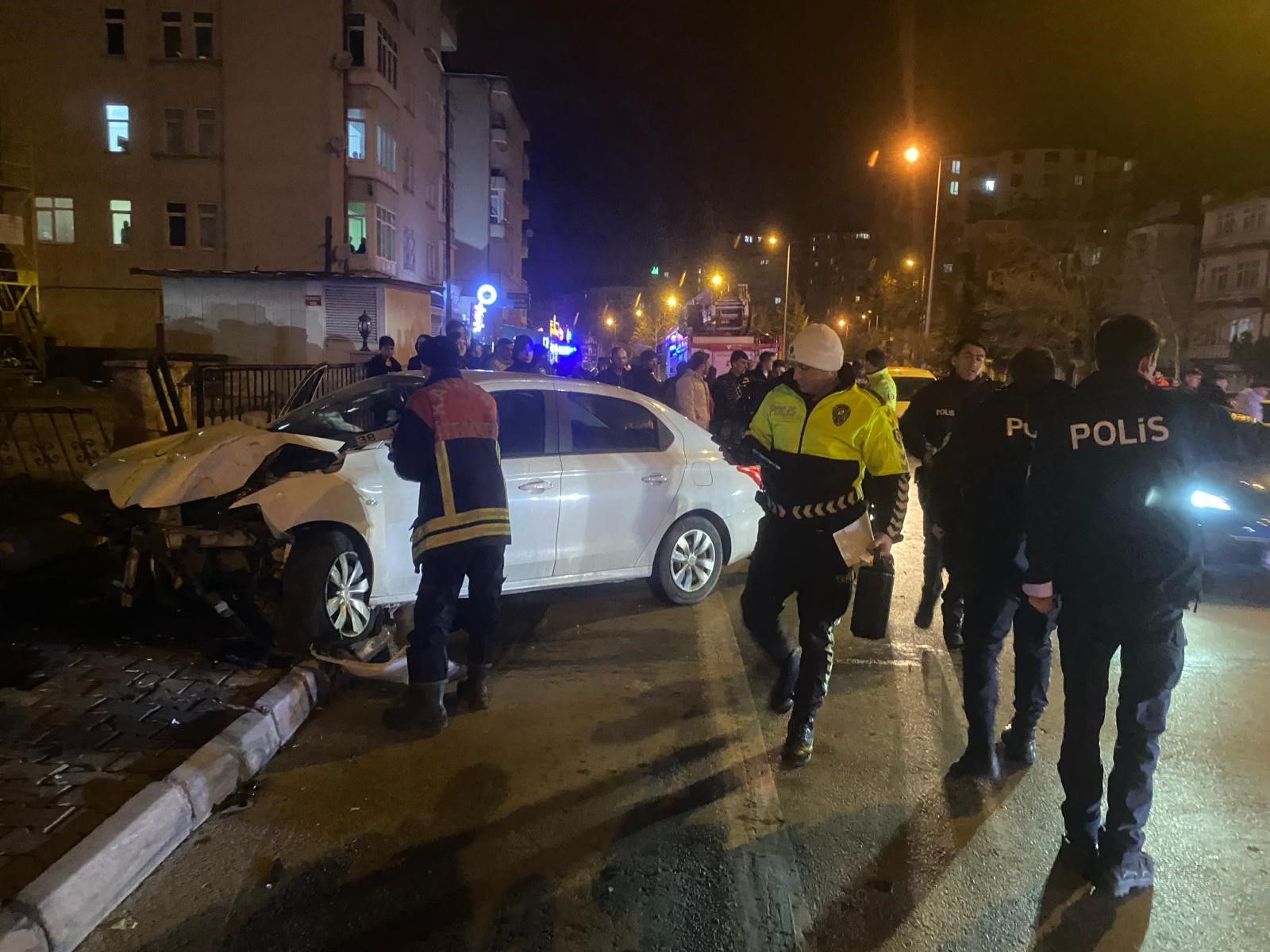 Kayseri'deki kaza: Otomobil direğe çarptı