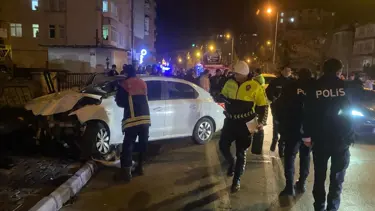 Kayseri'deki kaza: Otomobil direğe çarptı