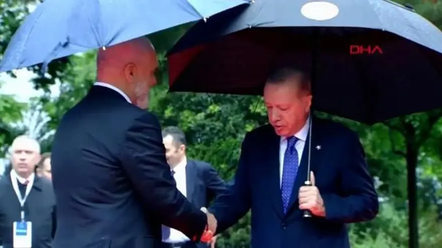 Meloni'yi diz çökerek karşıladı: Spor ayakkabıları Erdoğan'ın dikkatinden kaçmadı 2