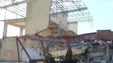 Malatya'da depremde hasar alan 6 iş yeri çöktü