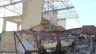 Malatya'da depremde hasar alan 6 iş yeri çöktü