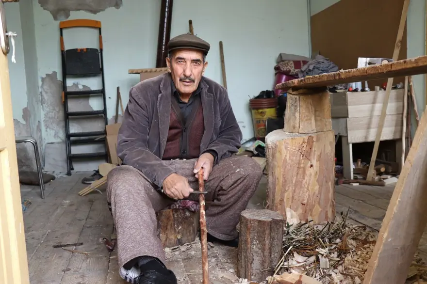 79 yaşındaki Hüsamettin Usta geçimini böyle sağlıyor: Yaşayan bir insan hazinesi 