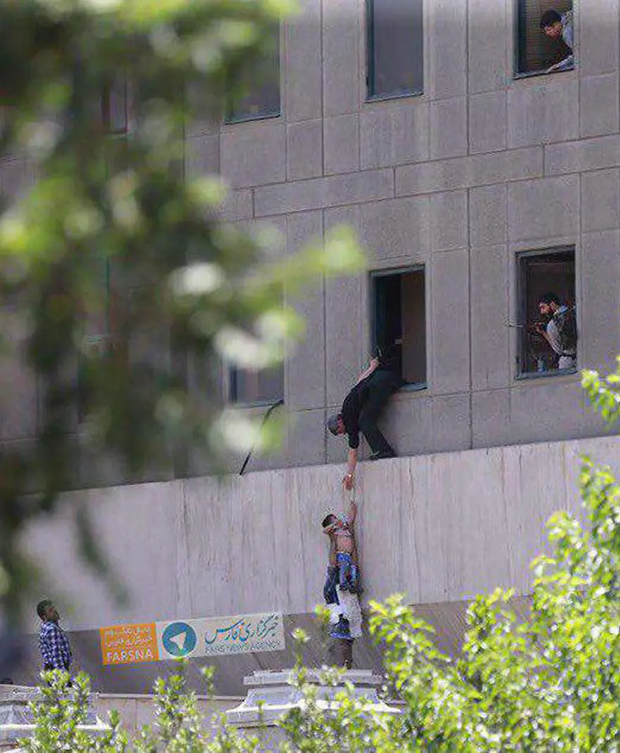 İran Meclisi ve Humeyni Türbesi'nde saldırı İran Meclisi ve Humeyni Türbesi'nde saldırı