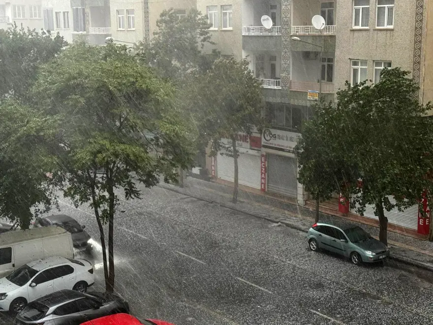 Öğleden sonra aniden bastırdı! Caddeler sular altında kaldı 3 Öğleden sonra aniden bastırdı! Caddeler sular altında kaldı 3