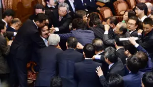 Japon parlamentosunda "yabancı asker" kavgası