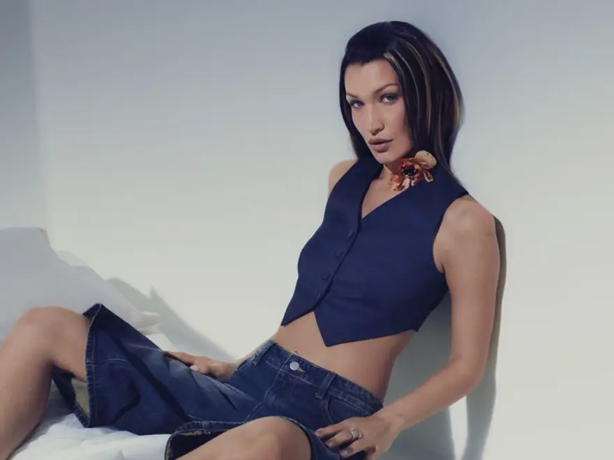 Bella Hadid 2000'ler esintili kampanya ile kamera karşısında 