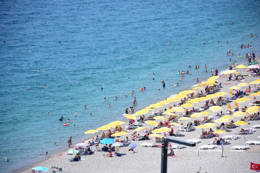 Antalya’da bunaltıcı sıcak: Deniz suyu 30 dereceyeyaklaştı 3