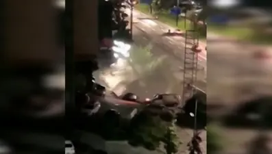 Çin'de bir anda oluşan obruk onlarca aracı yuttu