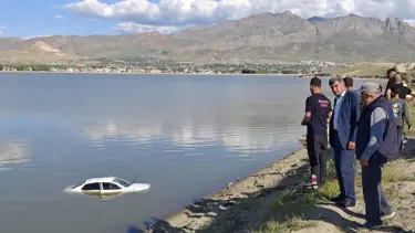 Virajı alamadı, gölete uçtu: 2 yaralı