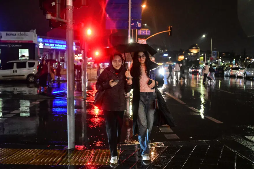 "Sarı kod" İstanbul'u vurdu: Sağanak hayatı felç etti 4 "Sarı kod" İstanbul'u vurdu: Sağanak hayatı felç etti 4