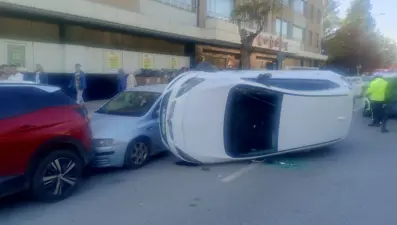 Kontrolden çıkan otomobil park halindeki araçlara çarptı